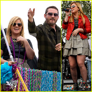 Kelly Clarkson: Mardi Gras Parade with Brandon Blackstock!