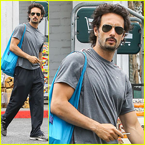 Rodrigo Santoro: Bristol Farms Gun Show!