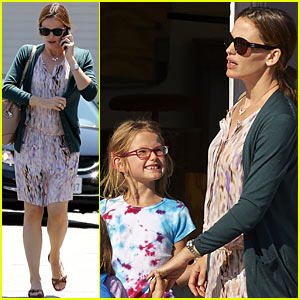 Jennifer Garner & Kids Pick Up Pizza During Girls Day Out!
