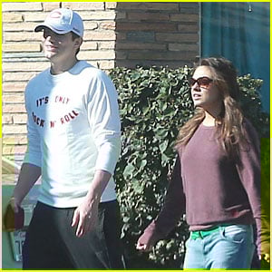 Ashton Kutcher & Mila Kunis: Nail Salon Weekend Pair!