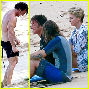 Charlize Theron & Sean Penn Relax on the Beach in Hawaii!
