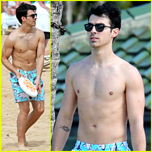 Joe Jonas: Shirtless Beach Frisbee Player in Hawaii!