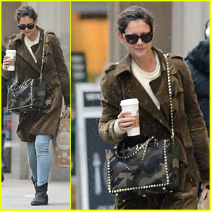Katie Holmes Braves Weekend Rain with Starbucks Coffee! | Katie Holmes