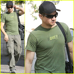 Jeremy Renner Sings on Stage in 'American Hustle' Deleted Scene - Watch Now!