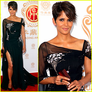 Top Halle Berry Flaunts Her Sexy Legs The Premiere Of