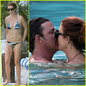 Kate Walsh Continues to Show Off Her Amazing Bikini Body!