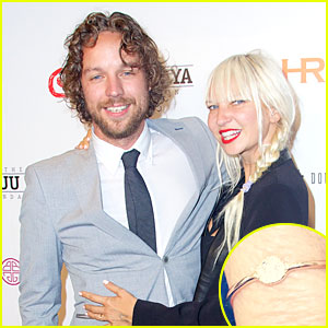 'Chandelier' Singer Sia Engaged to Filmmaker Erik Anders Lang!