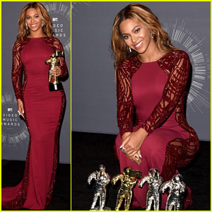 Beyonce Shows Off Her Four Moonmen in VMAs Press Room!