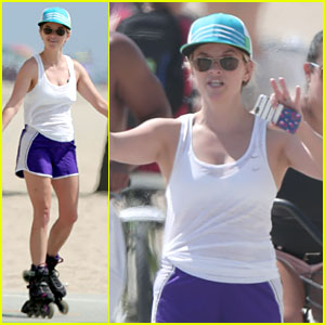 Reese Witherspoon Gets Around Santa Monica Beach By Rollerblading