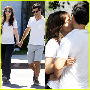 Zooey Deschanel Packs on PDA with Boyfriend Jacob Pechenik