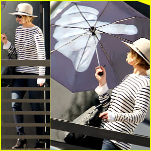 Jennifer Lawrence Gives the Middle Finger with Her Umbrella!