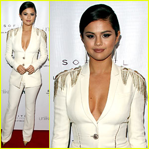 Selena Gomez Presents Award at Unlikely Heroes Gala (Video)