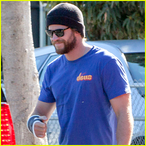 Did Liam Hemsworth Break His Arm? See Pics with His Cast On | Liam