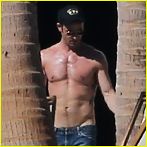 Justin Theroux Looks So Ripped & Tan While Going Shirtless in Cabo with Jennifer Aniston