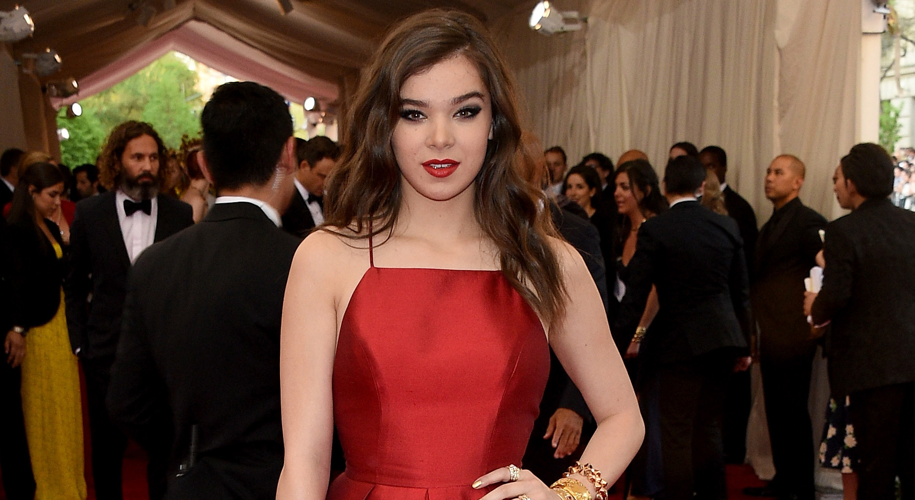 Hailee Steinfeld Shows Red is the New Black at Met Gala 2015 | 2015 Met