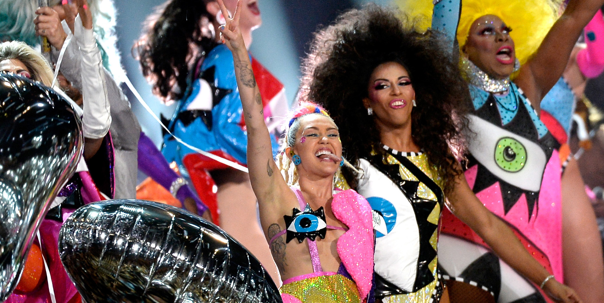 Miley Cyrus Performs New Song ‘Dooo It!’ at MTV VMAs 2015 Watch Now
