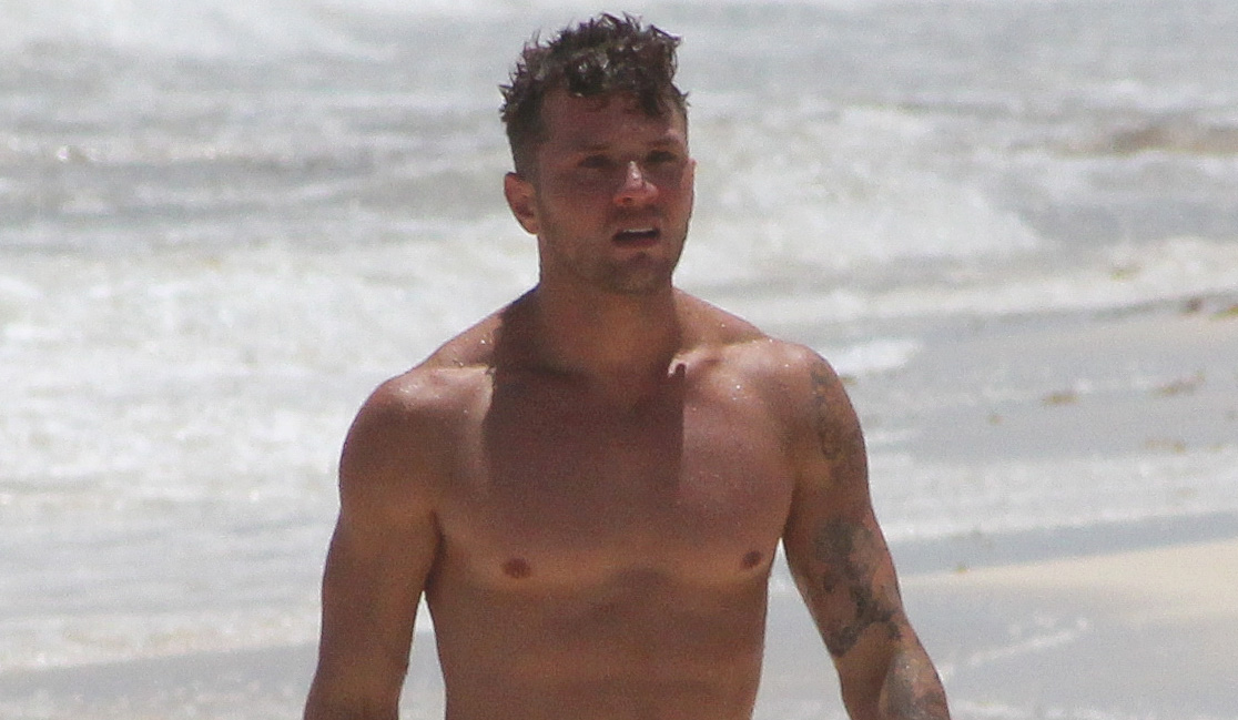 Ryan Phillippe Bares His Shirtless Body on Vacation with Paulina Slagter! 
