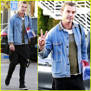 Gavin Rossdale Steps Out For Some Holiday Shopping