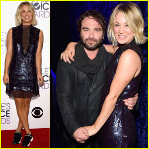 Friendly Exes Kaley Cuoco & Johnny Galecki Hold Hands Backstage at