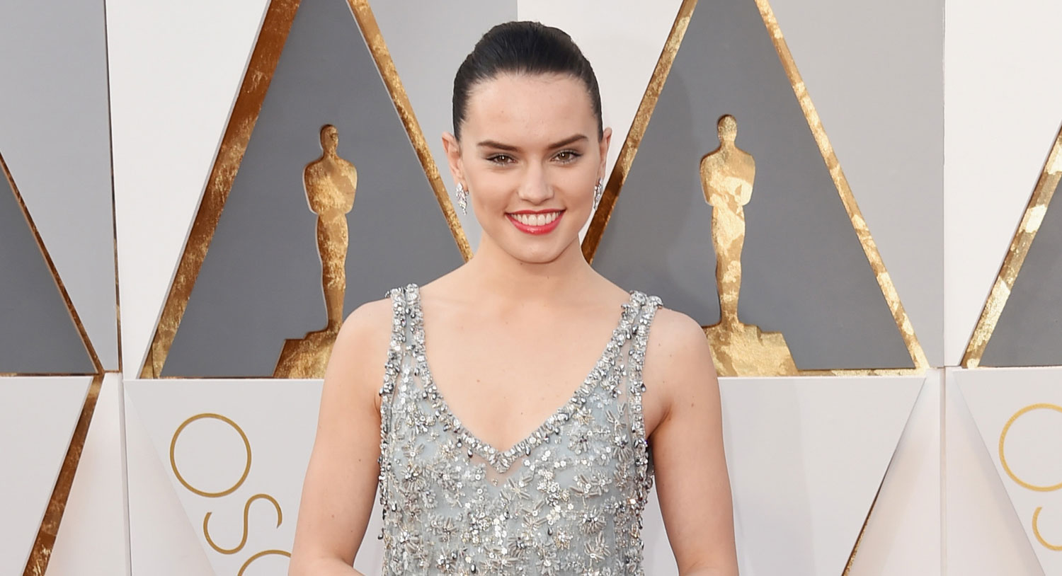 Daisy Ridley Stuns in Chanel on Oscars 2016 Red Carpet | 2016 Oscars ...
