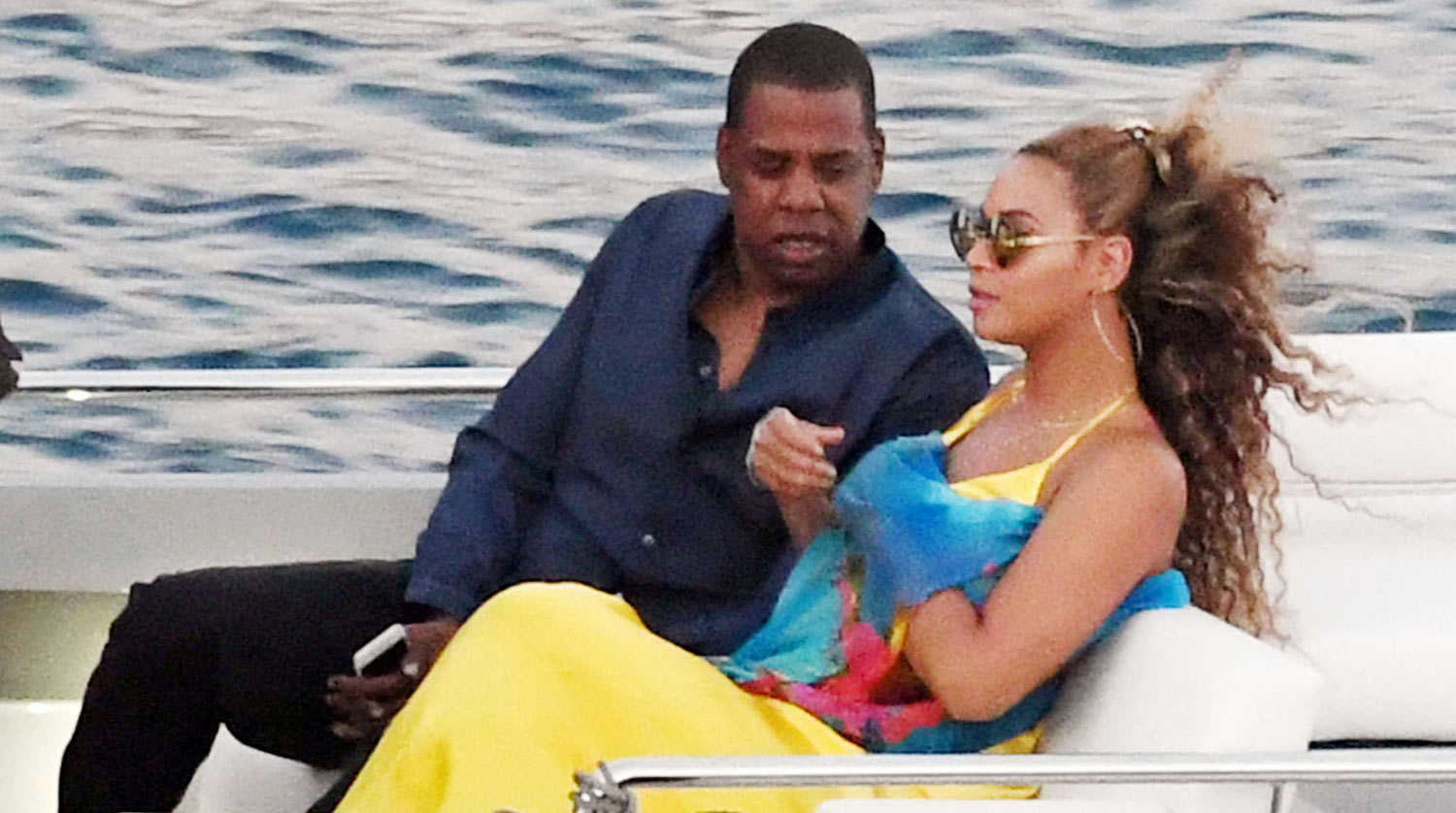 Beyonce & Jay Z Take a Romantic Boat Ride to Dinner in Italy Beyonce(01)
