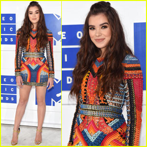 Hailee Steinfeld Steps Out at the MTV VMAs 2016