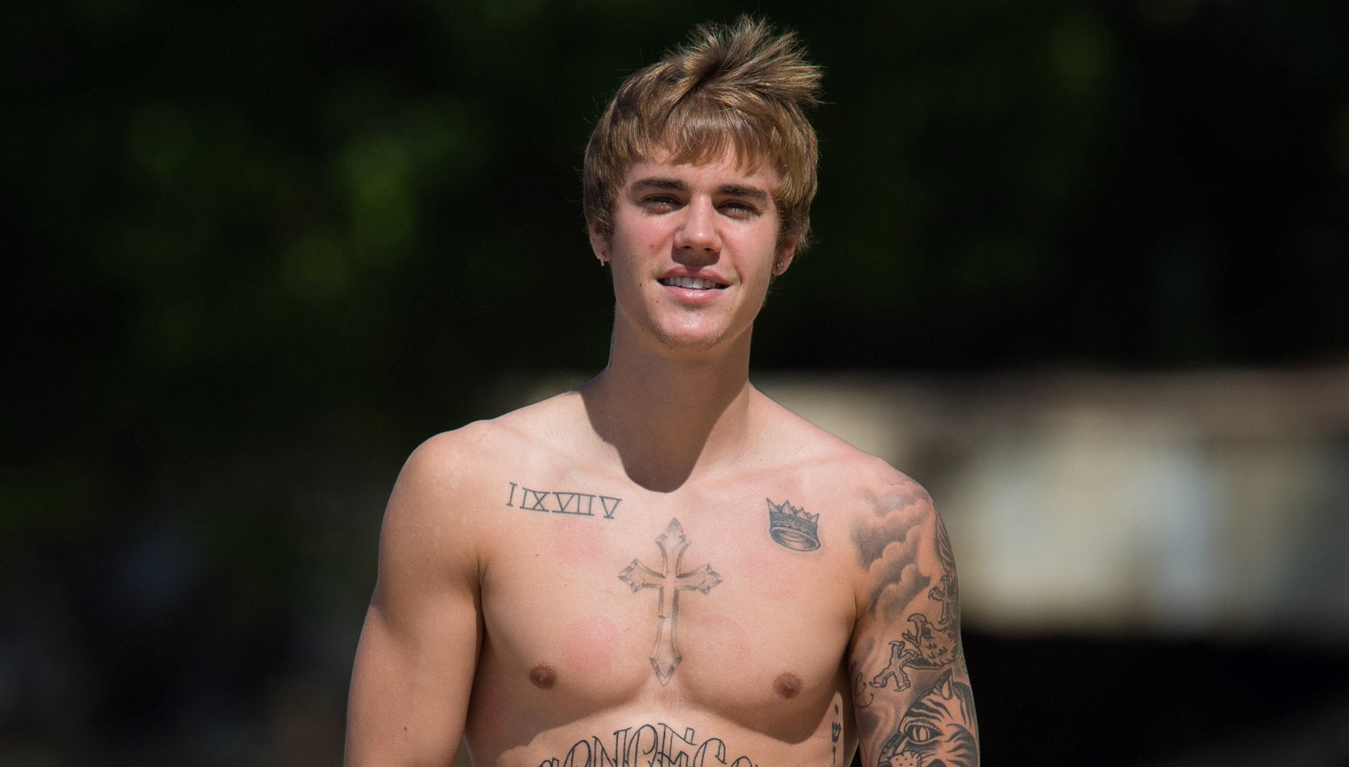 Justin Bieber’s Body Is Ripped in New Shirtless Beach Photos! 