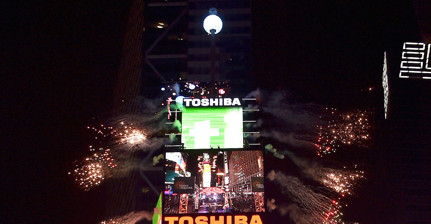 Celebs Wish Fans a Happy New Year 2017 – Read Tweets! | 2017 New Year’s