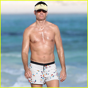 Shirtless Jerry O’Connell Goes Surfing in His Short Shorts! | Jerry O