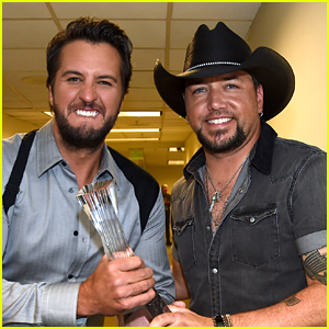 Luke Bryan & Jason Aldean Buddy Up Backstage at CMT Artists of the Year Awards 2017!
