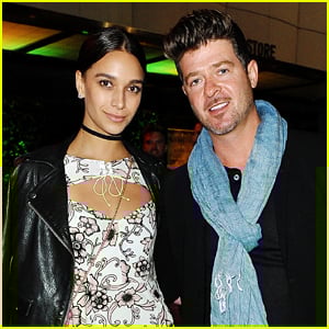 Robin Thicke’s Pregnant Girlfriend April Love Geary Strips Down for