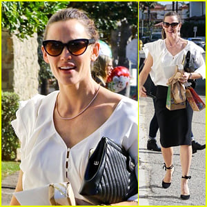 Jennifer Garner Looks Fashionable While Leaving Sunday Church Service!