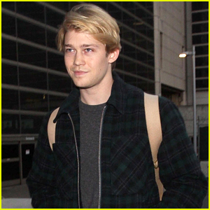 Joe Alwyn Lands in Los Angeles in Time for New Year's Day!