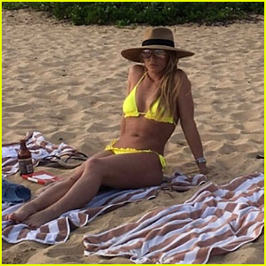 svale ønske studie Britney Spears Shows Off Her Hot Body in a Yellow Bikini After Ending Her  Las Vegas Residency! | Bikini, Britney Spears | Just Jared: Entertainment  News and Celebrity Photos