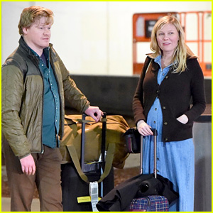 Kirsten Dunst & Fiance Jesse Plemons Wait with Their Luggage at LAX