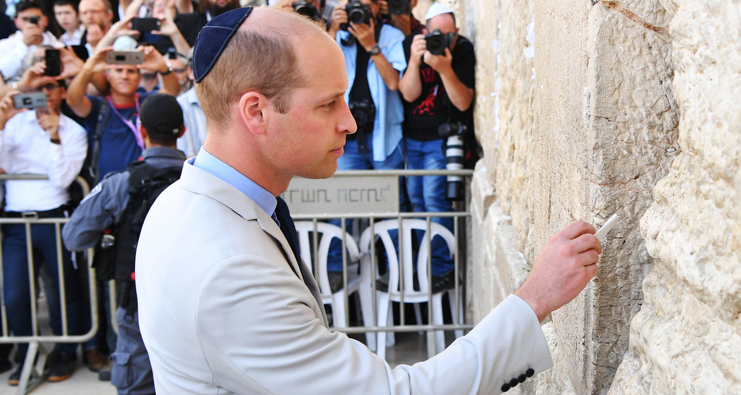 Prince William Wears Yarmulke To Visit His GreatGrandmother’s Resting(02)