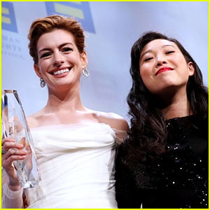 Awkwafina Presents Anne Hathaway With National Ally for Equality Award at HRC National Dinner 2018 - Watch!