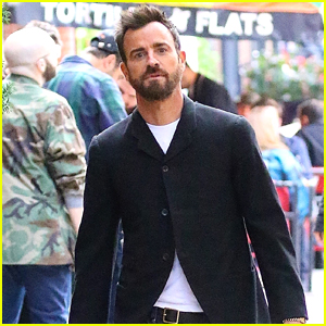 Justin Theroux Takes His Dog Kuma for a Walk in NYC