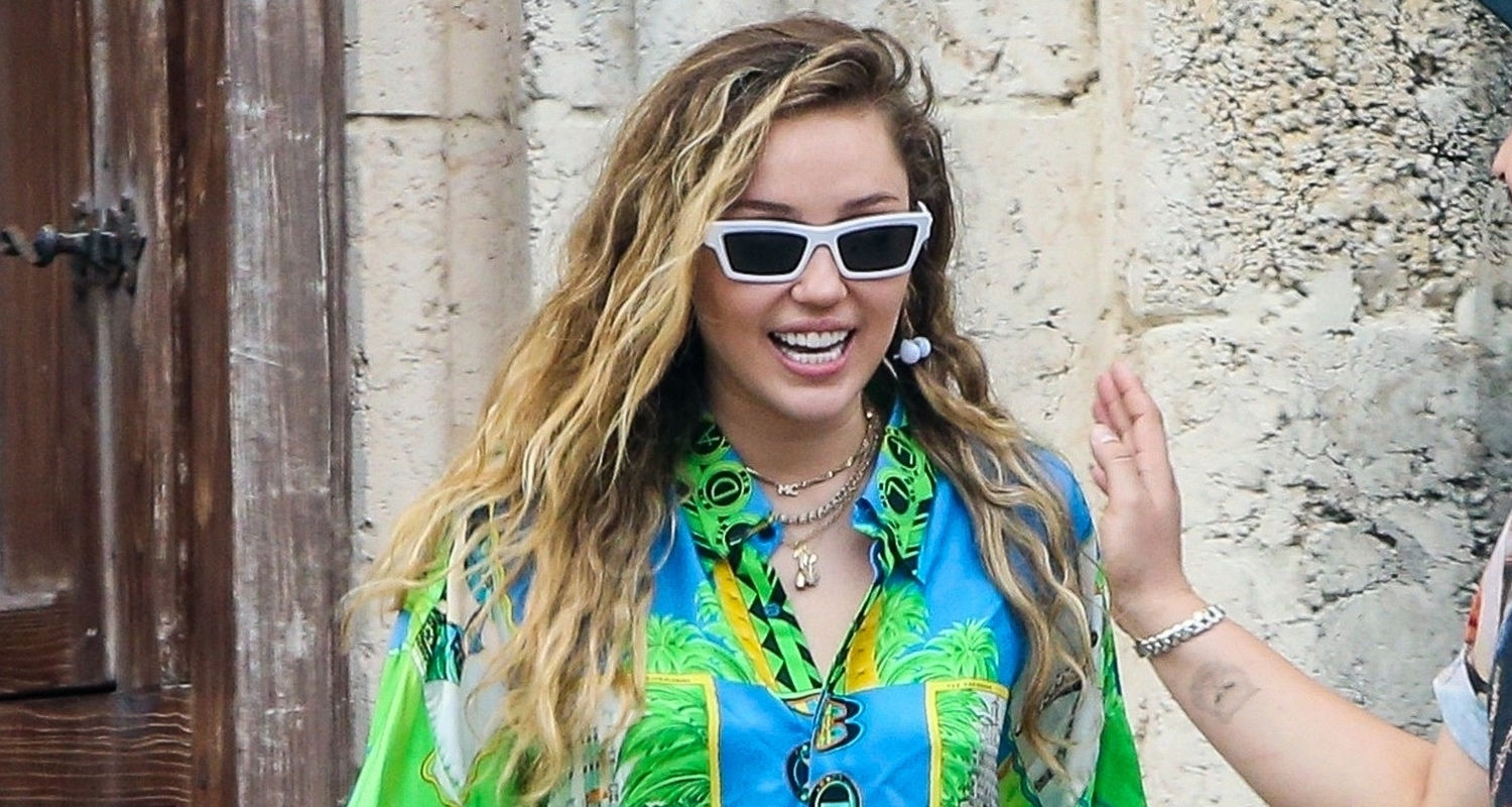 Miley Cyrus Gets Colorful For ‘Versace’ Mansion Visit! | Miley Cyrus