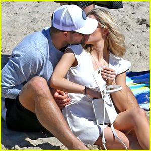 'Bachelor' Couple Colton Underwood & Cassie Randolph Pack on the PDA at the Beach