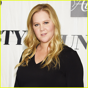 Amy Schumer Returns to the Stage Two Weeks After Giving Birth! | Amy