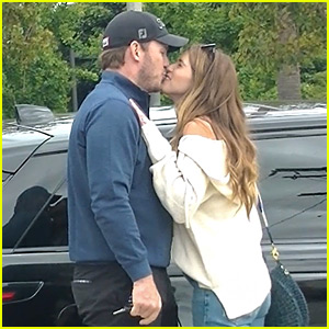 Chris Pratt & Katherine Schwarzenegger Share Cute Kisses After Shopping