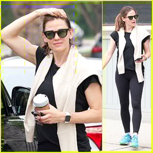 Jennifer Garner Grabs a Coffee After Her Morning Workout in Brentwood