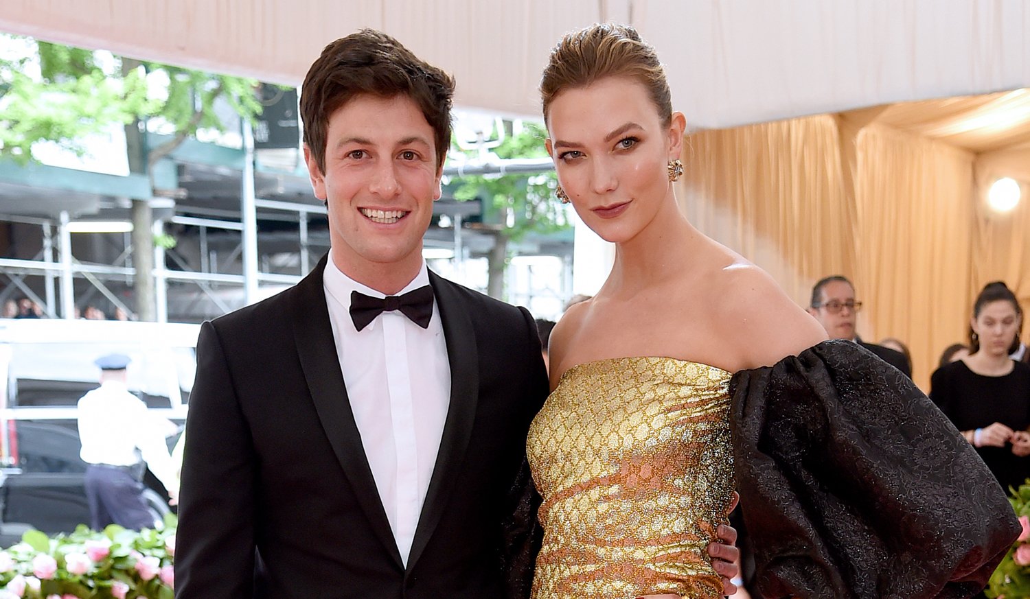 Karlie Kloss Wears Mini Gold Dress at Met Gala 2019 with Husband Joshua(00)