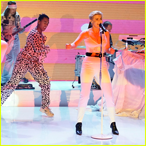 Robyn Performs Medley of 'Between the Lines' & 'Love Is Free' on 'Fallon' - Watch Here!