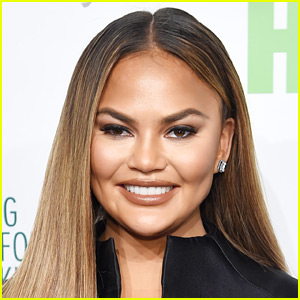 Chrissy Teigen Went to the Library for First Time in 23 Years