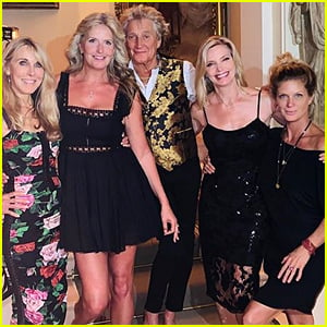 Rod Stewart Poses With 4 Mothers of 7 of His Children!