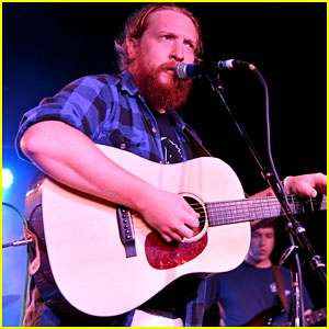 Tyler Childers Celebrity News and Gossip | Entertainment, Photos and