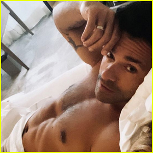 Mark Consuelos Bares Ripped Abs in Hot Shirtless Photo! Kelly Ripa