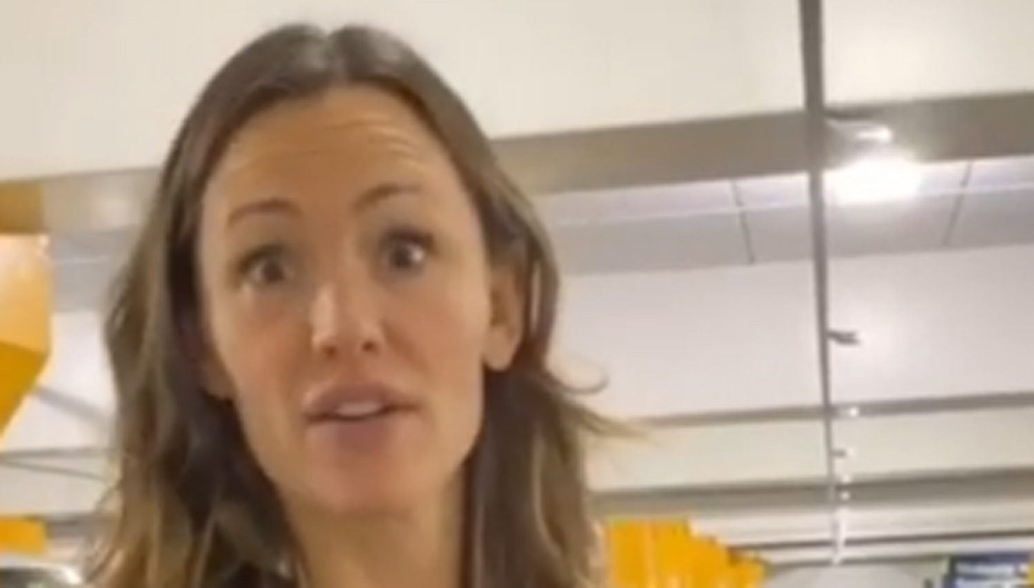 Jennifer Garner Trying to Find Her Car in a Parking Lot is All of Us
